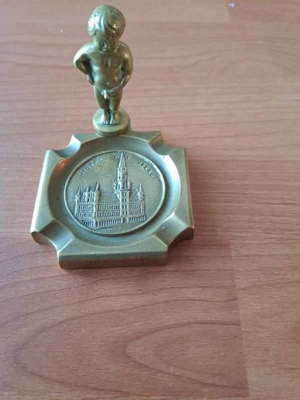 Belgian `Mannekin pis` solid brass ashtray, Hotel de Ville