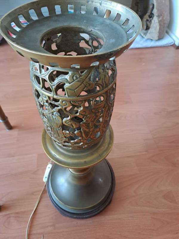 Large Oriental Brass Lamp with loose dome lid