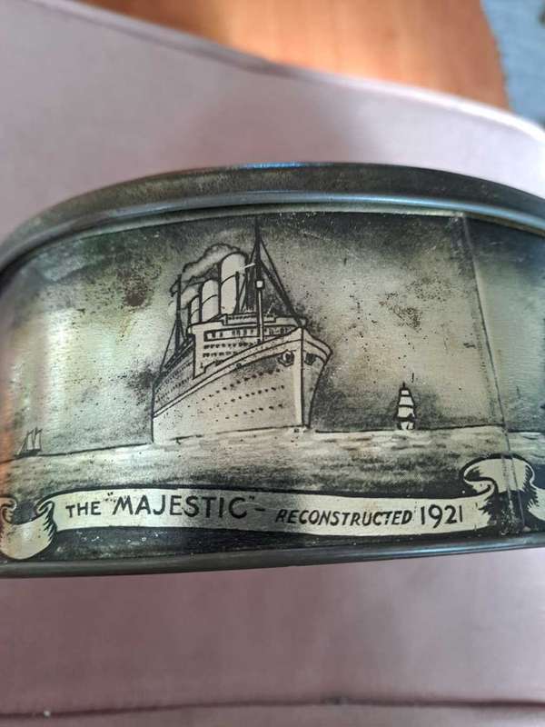 Queen Mary antique tin (6 ships on sides)