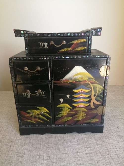 Absolutely Stunning Japanese style musical jewelery box
