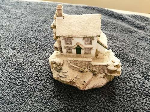 Highly collectable Penthouse Pavement Handcrafted cottage from 1990