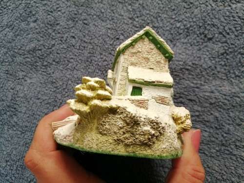 Highly collectable Penthouse Pavement Handcrafted cottage from 1990