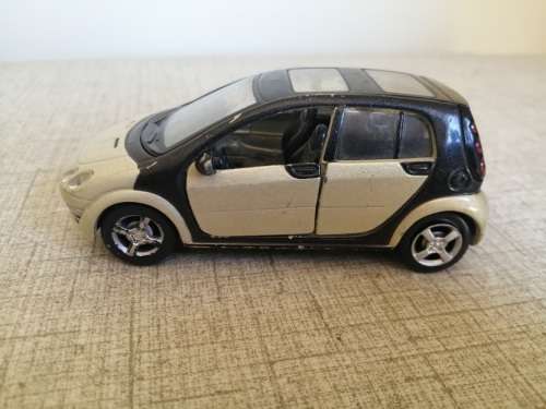 Maisto Smart Forfour scale 1/35