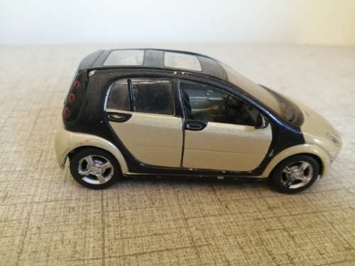 Maisto Smart Forfour scale 1/35