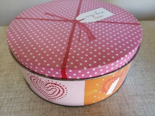 Very pretty biscuit tin