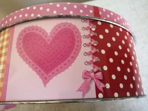 Very pretty biscuit tin