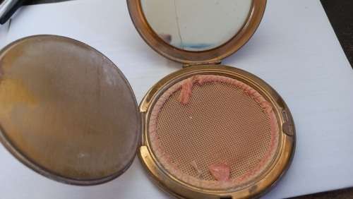 Stunning powder compact