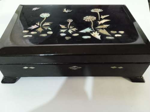 Stunning jewelery box with mother of pearl design