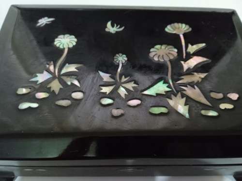 Stunning jewelery box with mother of pearl design