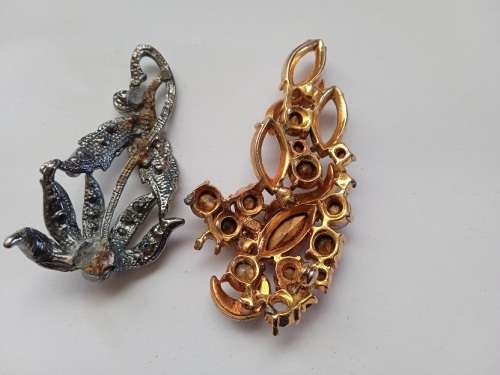 2 x Vintage brooches in need of repair