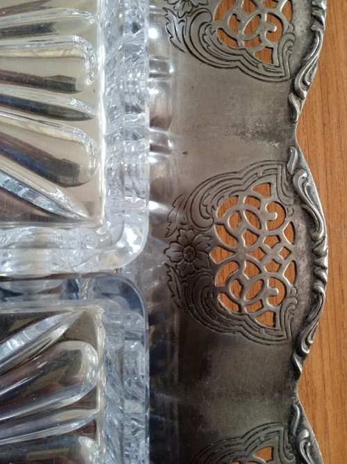 Lovely silver plated snack platter with 4 x glass snack dishes
