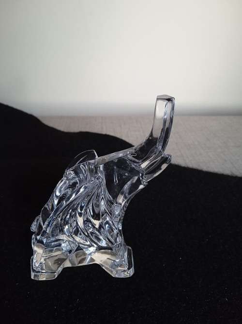Lovely glass elephant paper weight
