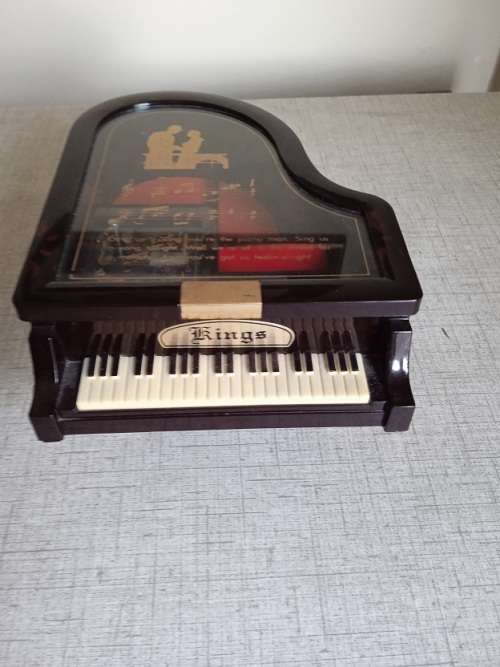Lovely Piano shaped jewelery box