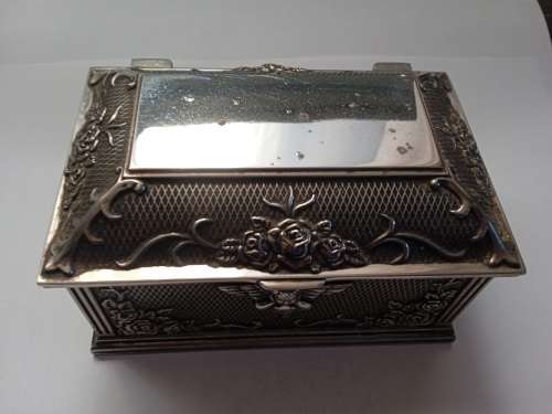 Stunning little jewelery box with angel and rose design