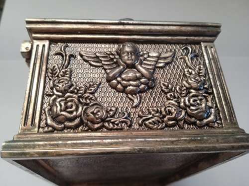 Stunning little jewelery box with angel and rose design
