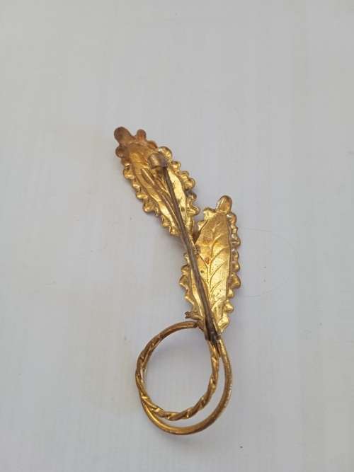 Lovely 2 leaf brooch