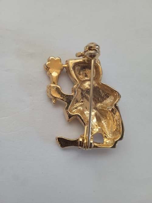 Frog brooch