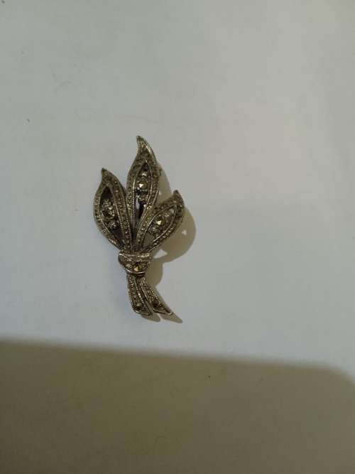 Lovey brooch