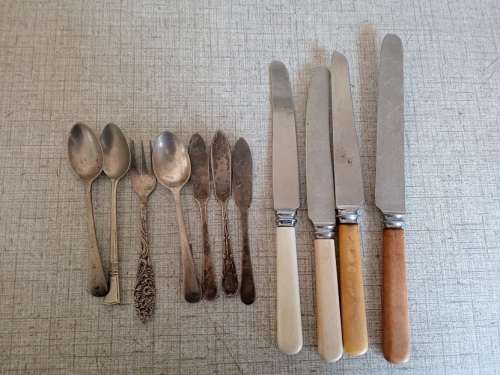 A few odd cutlery pieces
