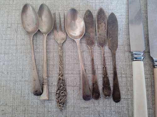 A few odd cutlery pieces