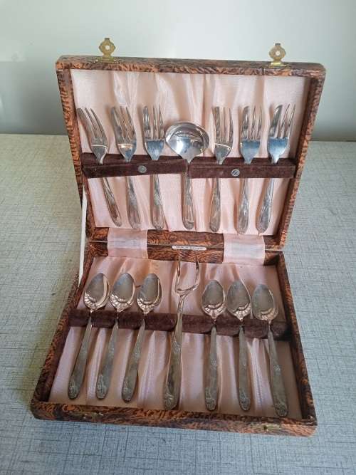 Mid Century Tea and Cake cutlery, Warwick pattern Angora plate EPNS