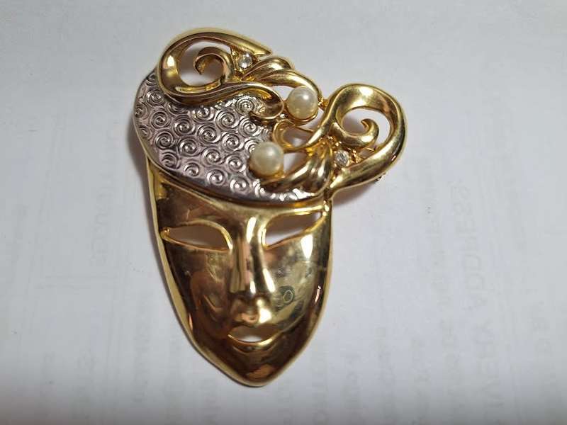 Large mask brooch