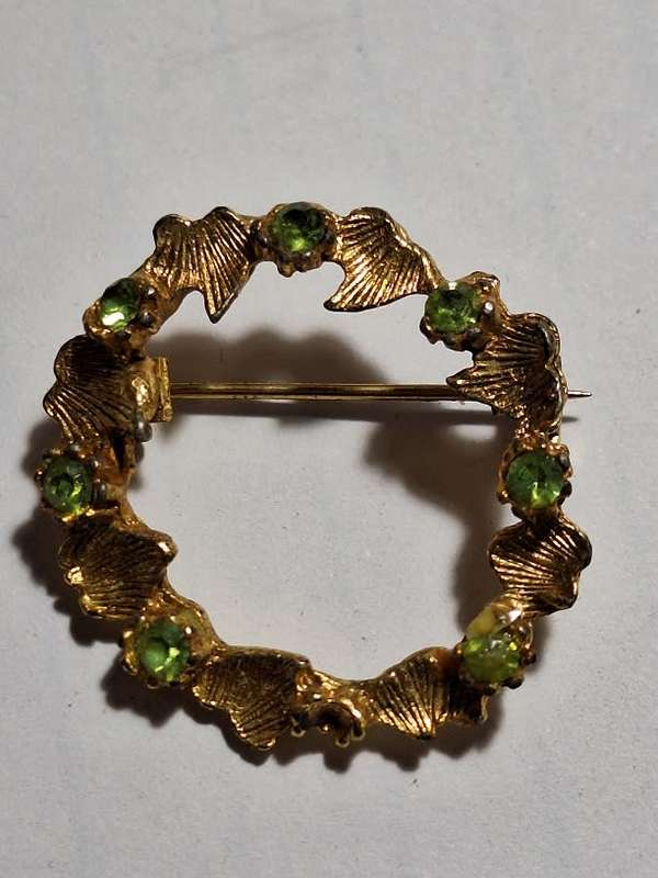 Wreath shaped brooch