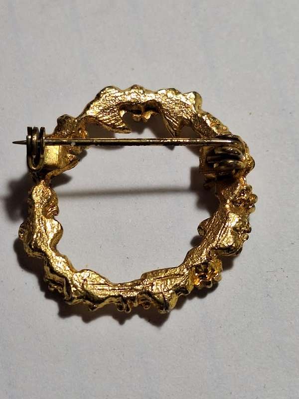 Wreath shaped brooch