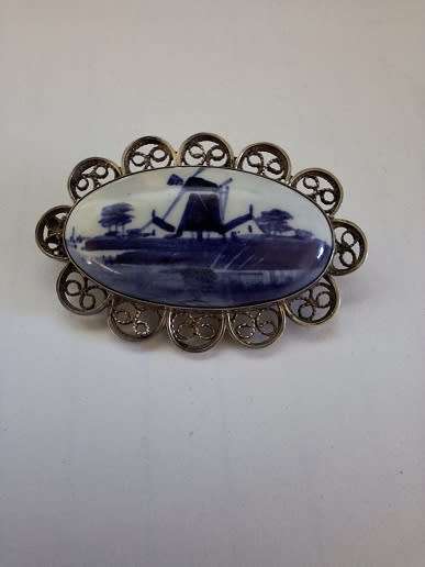 Vintage Delft brooch with silver tone filigree border
