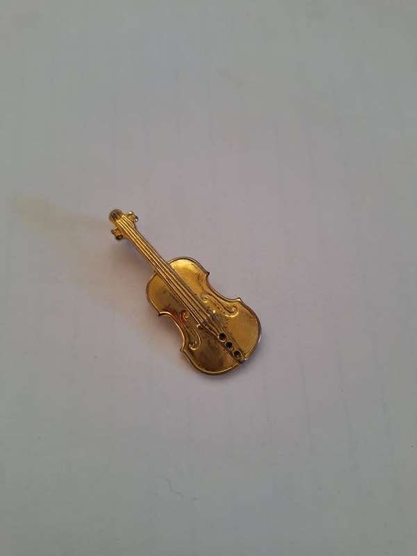 Lovely violin brooch