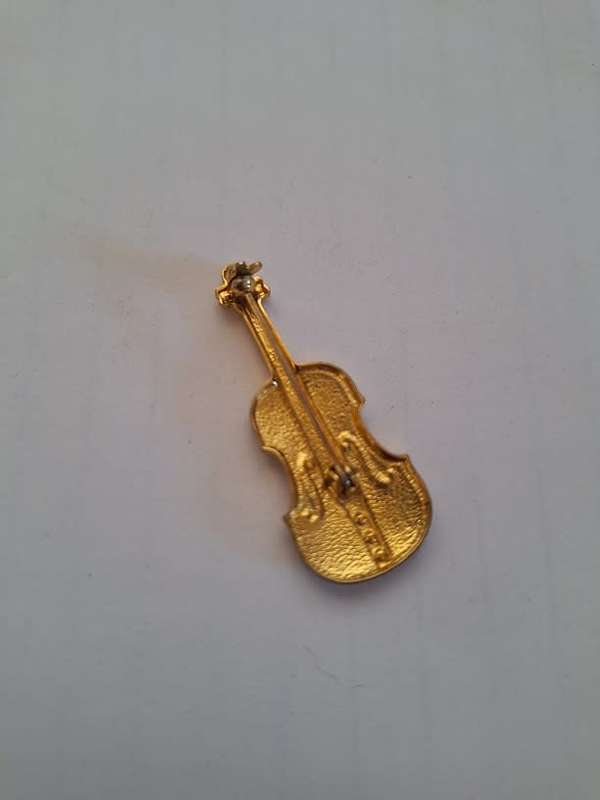 Lovely violin brooch