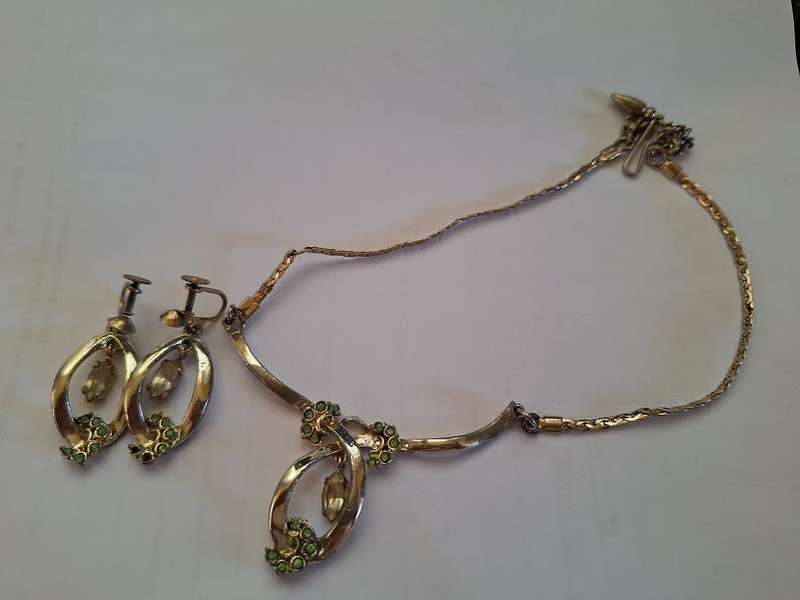 Earring and necklace set