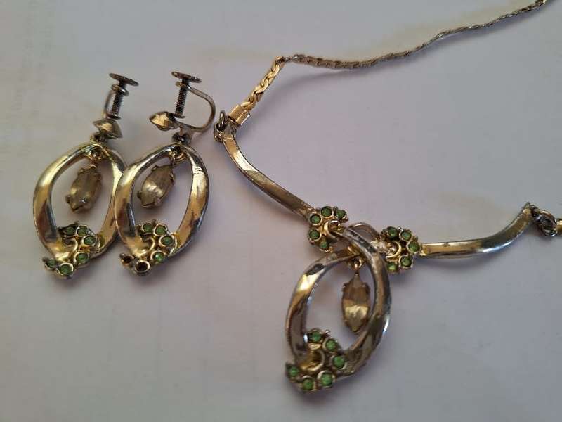 Earring and necklace set