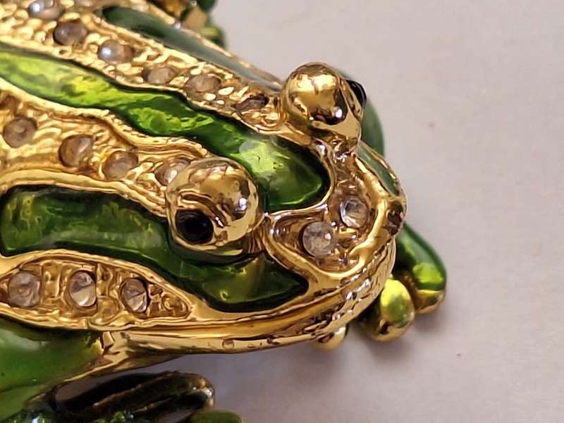 Absolutely stunning frog trinket holder