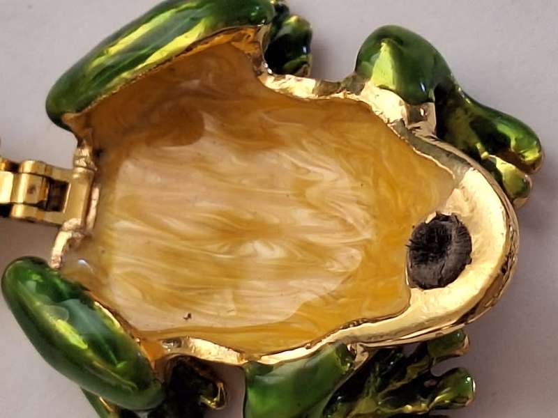Absolutely stunning frog trinket holder