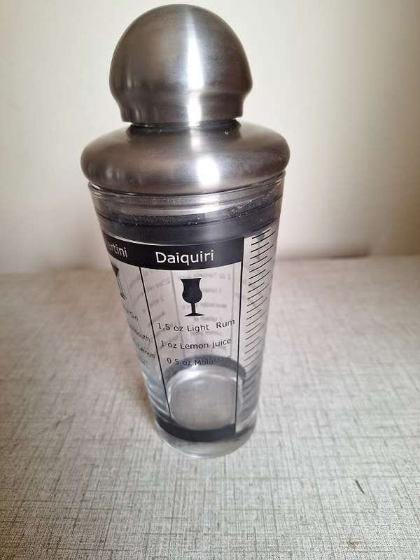 Drinks mixer with recipes included
