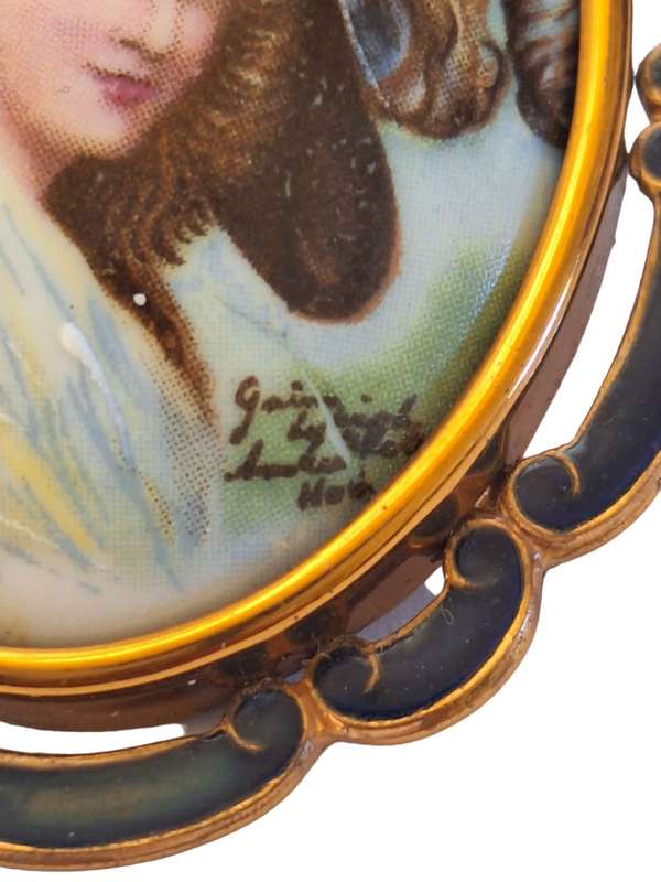Vintage painted and signed brooch stunning