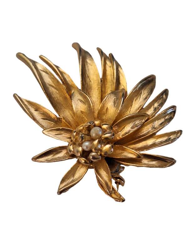 Lovely large 3d flower brooch