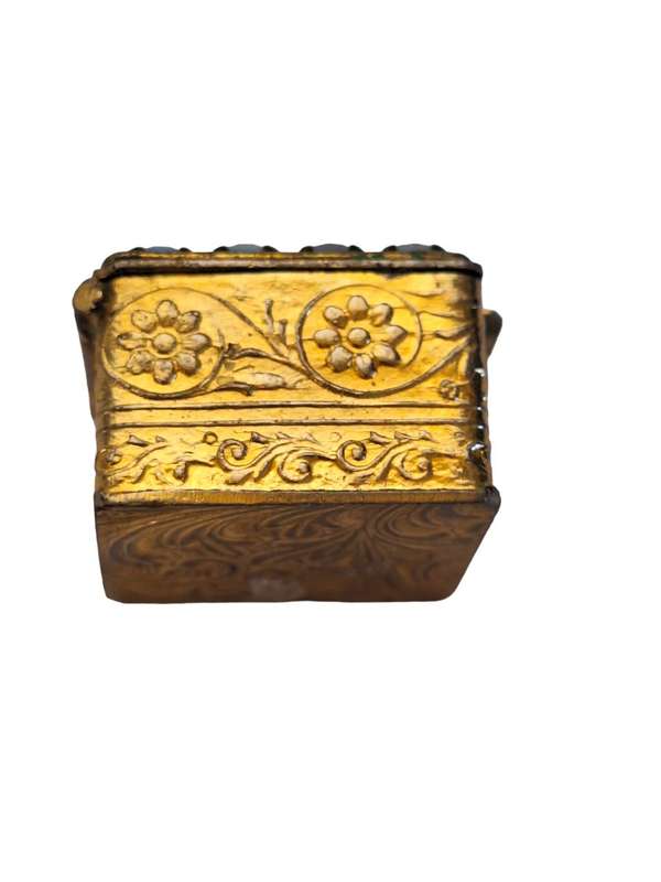 Tiny trinket holder