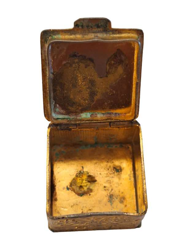 Tiny trinket holder