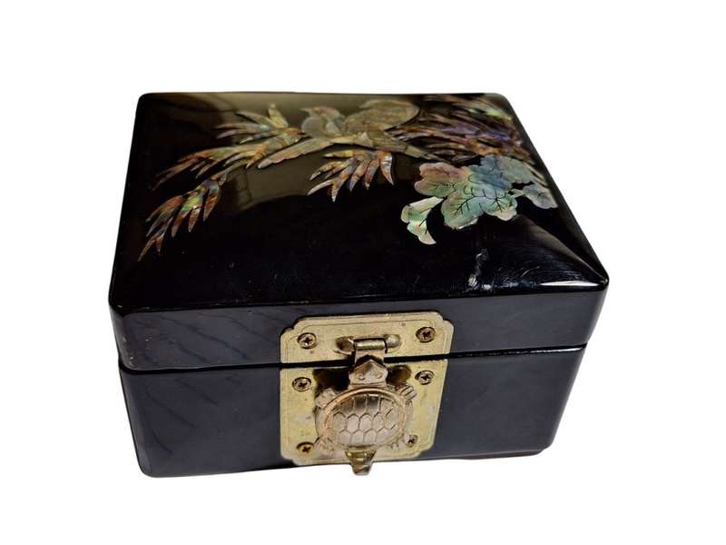 Small laquer jewellry box with mother of pearl design