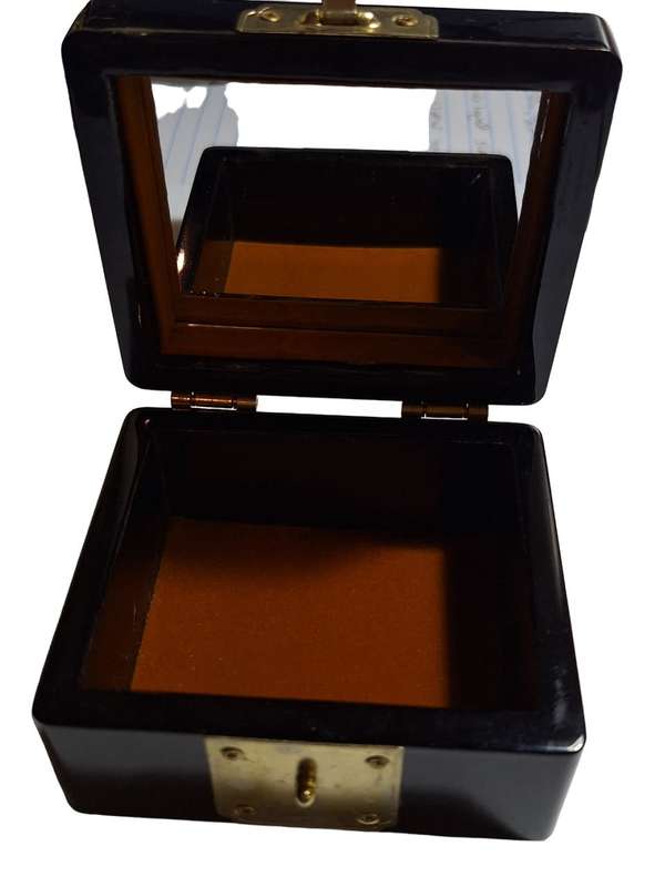 Small laquer jewellry box with mother of pearl design