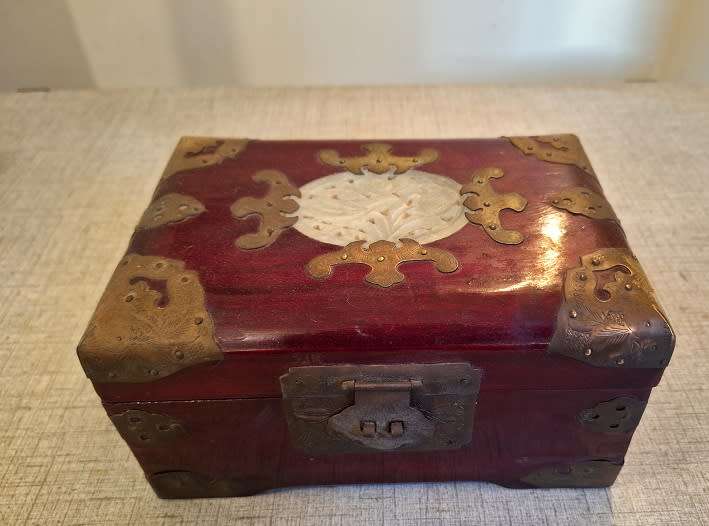 Stunning vintage jewelery box