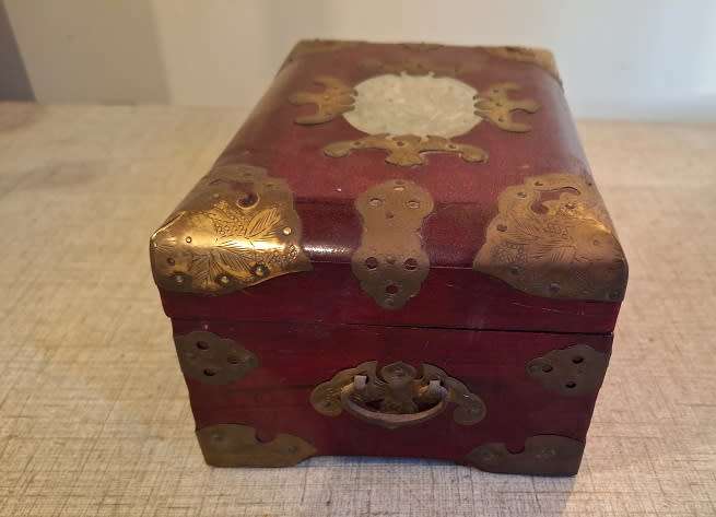 Stunning vintage jewelery box