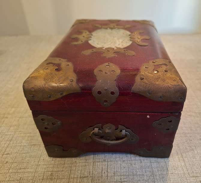 Stunning vintage jewelery box
