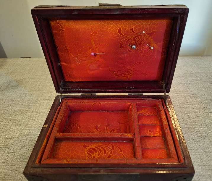 Stunning vintage jewelery box