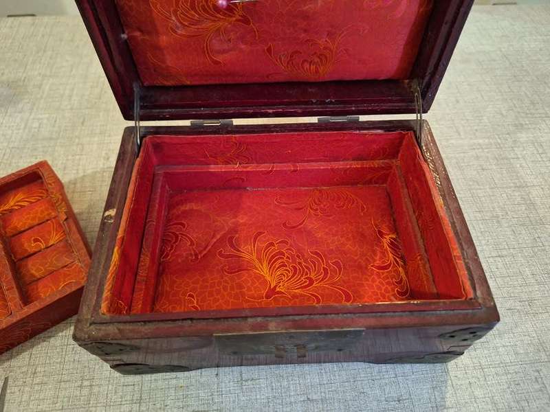 Stunning vintage jewelery box