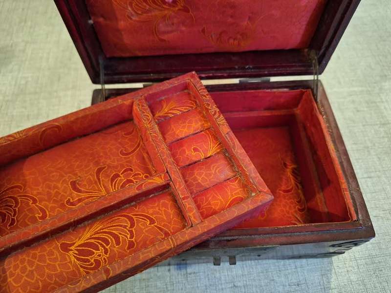 Stunning vintage jewelery box