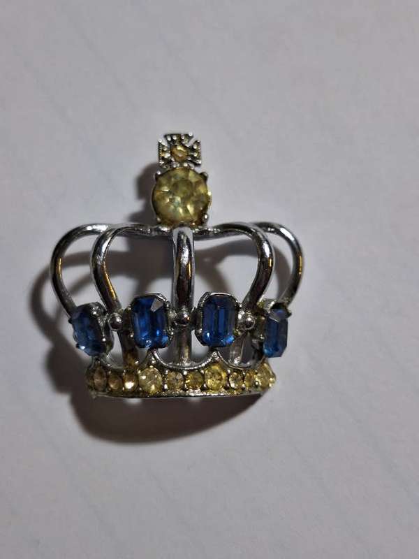 Crown shaped brooch