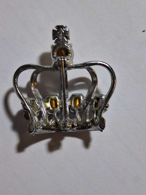 Crown shaped brooch